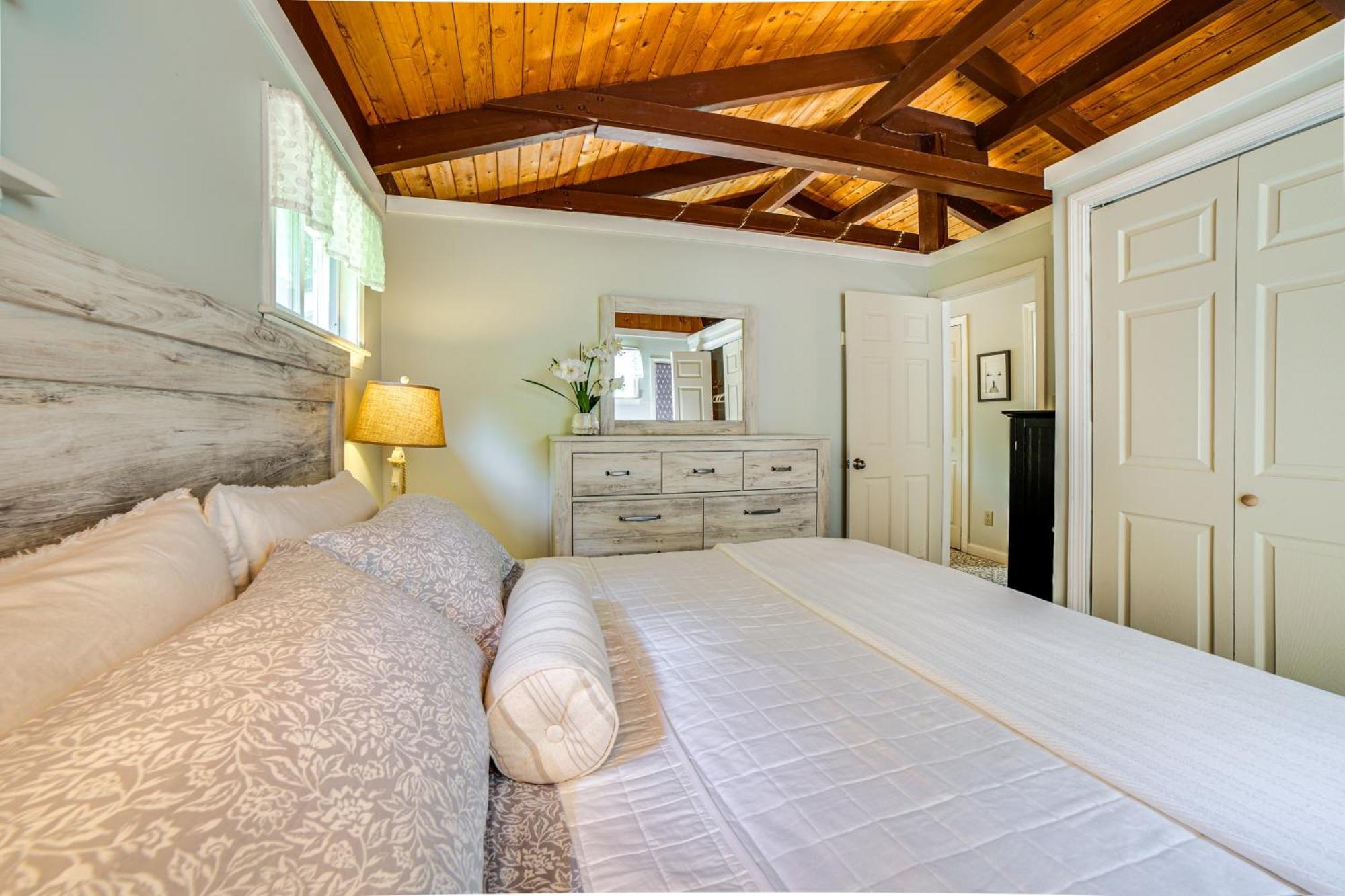 Breathtaking Newbury Cottage With Deck On Chalk Pond Kültér fotó