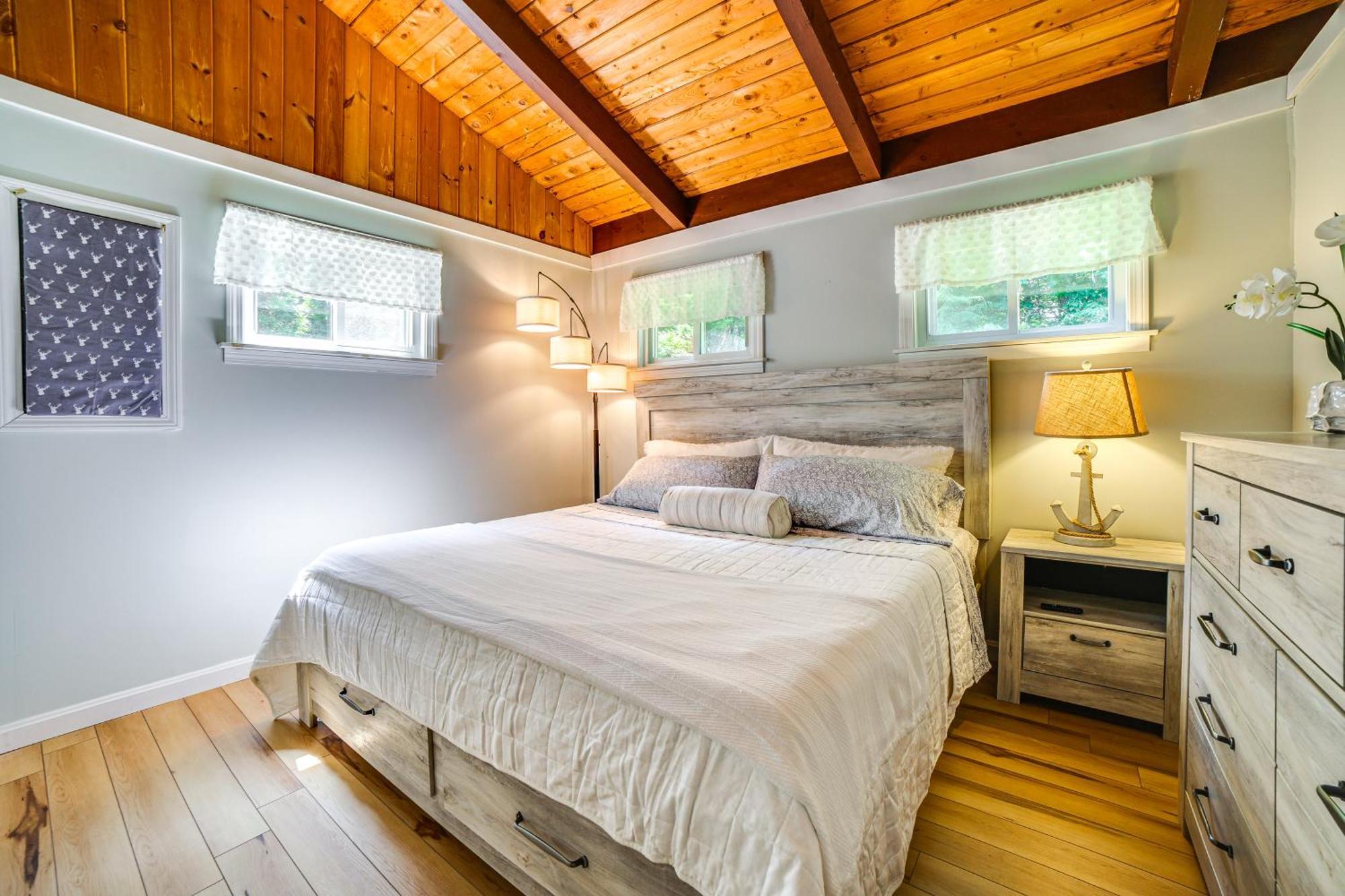 Breathtaking Newbury Cottage With Deck On Chalk Pond Kültér fotó