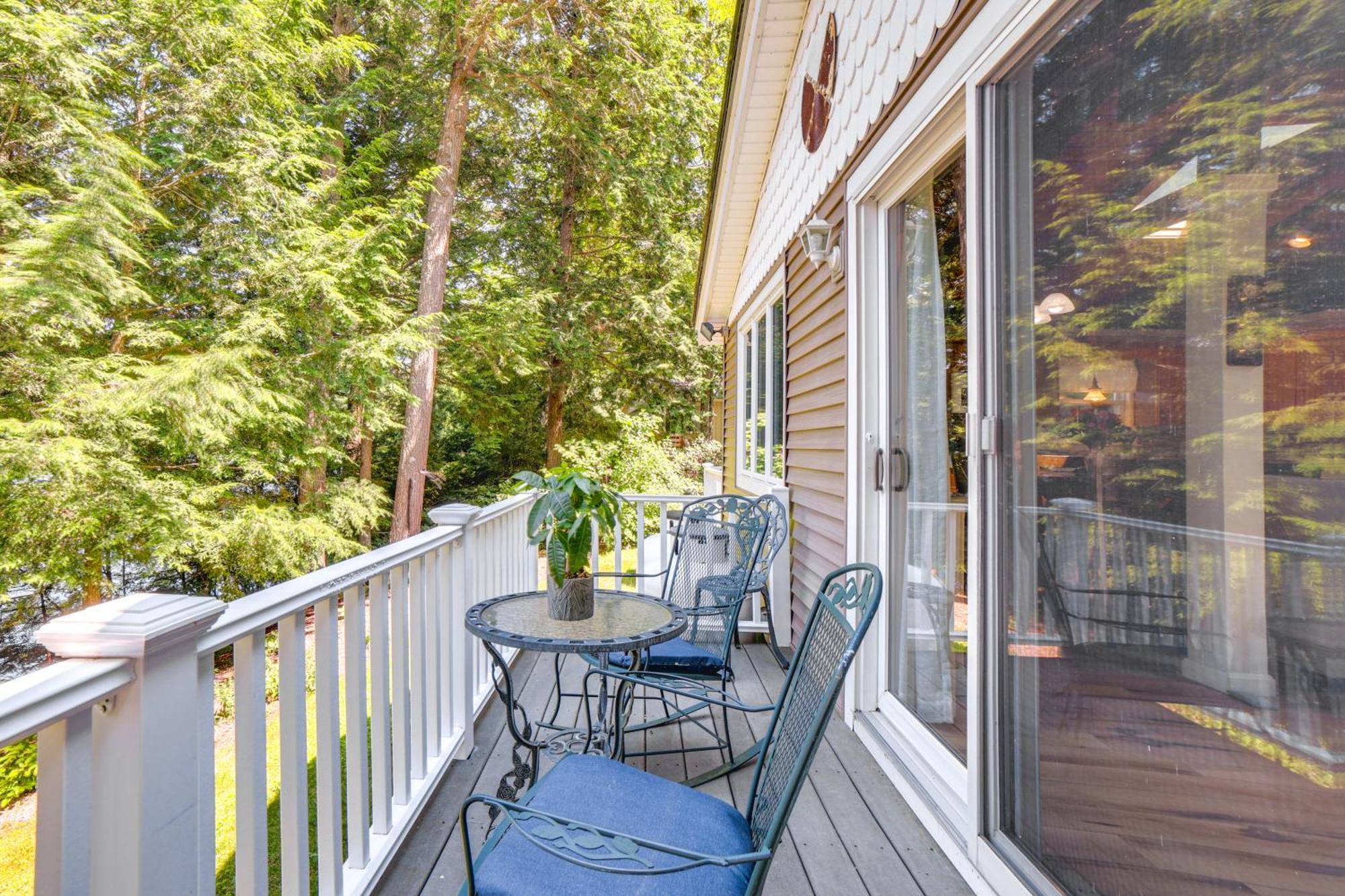 Breathtaking Newbury Cottage With Deck On Chalk Pond Kültér fotó