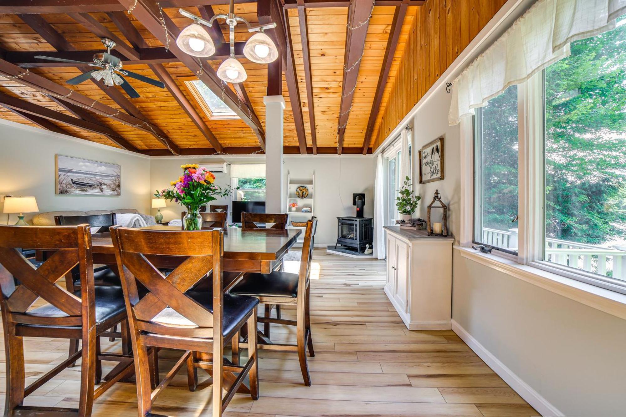 Breathtaking Newbury Cottage With Deck On Chalk Pond Kültér fotó