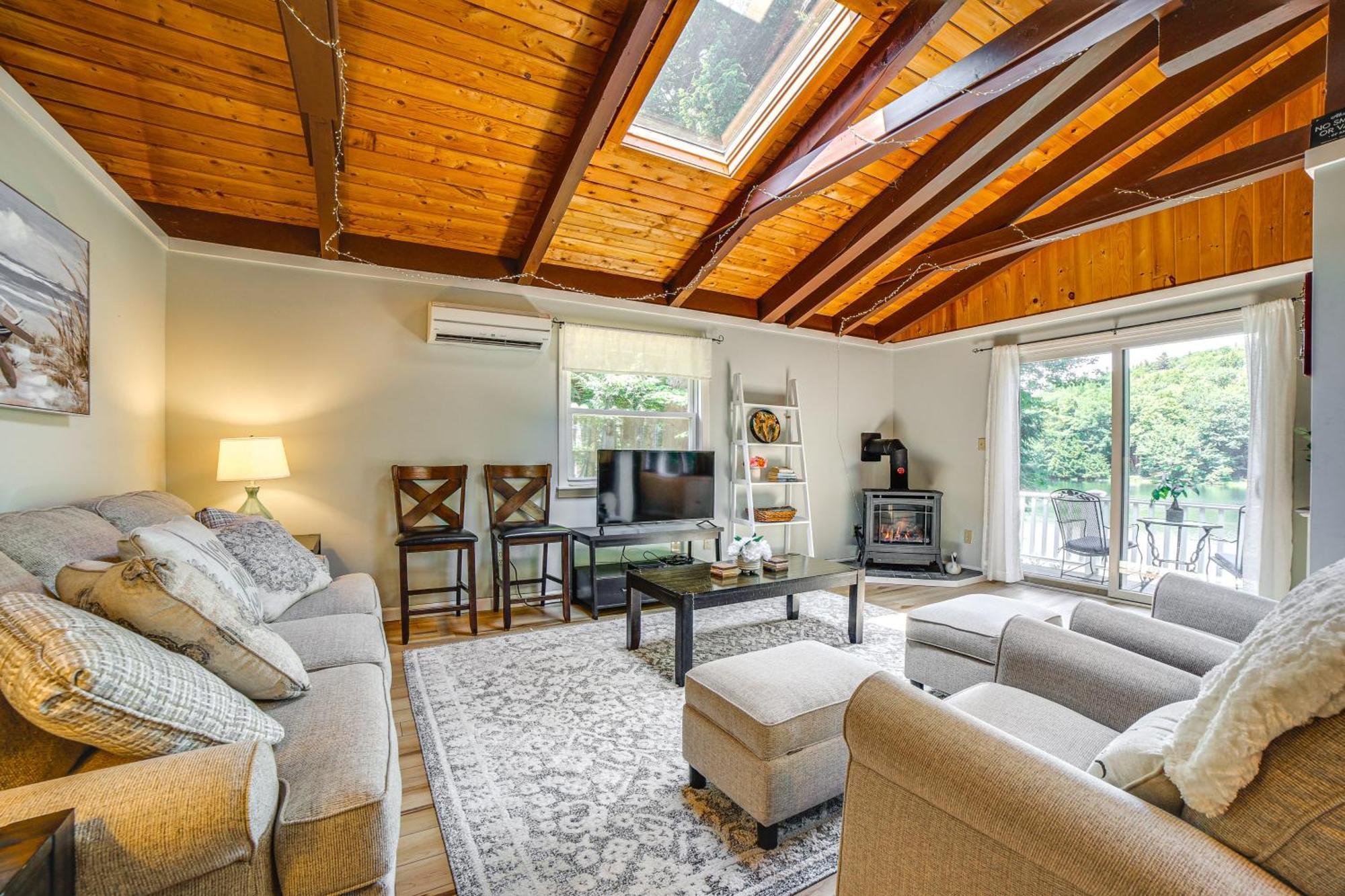 Breathtaking Newbury Cottage With Deck On Chalk Pond Kültér fotó